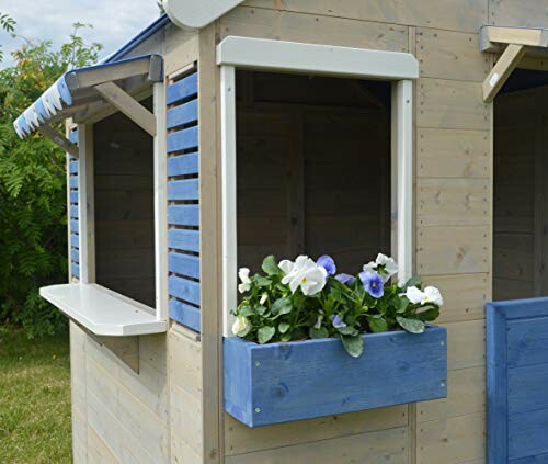 Houten speelhuisje met bloemen in een plantenbak