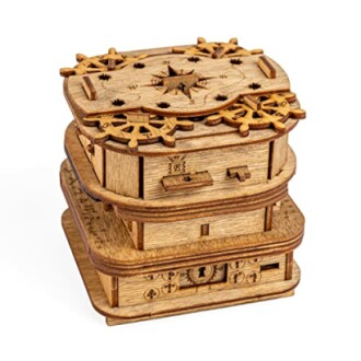 Houten puzzeldoos met ingewikkeld ontwerp.