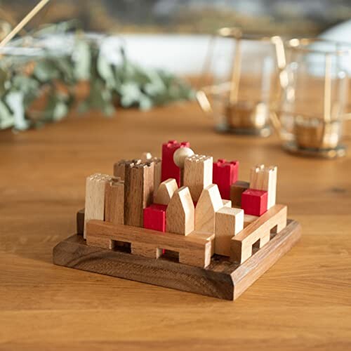 Houten puzzel op tafel als decorstuk.